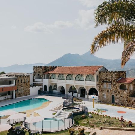 Hotel El Castillo Chinauta Zewnętrze zdjęcie